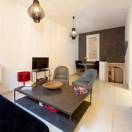 Atypical One-Bedroom Apartment In The Heart Of Old Antibes! Apartman Antibes